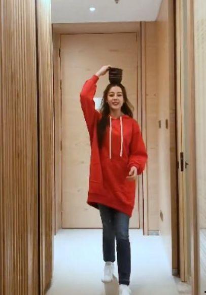 迪丽热巴劈叉视频,舞姿曼妙展现东方美